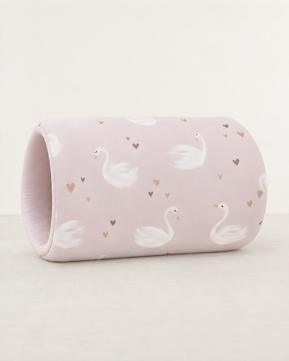 Cojín de brazo TERNIA, estampado Cisnes Rosa: algodón rosa palo con cisnes blancos y corazones
