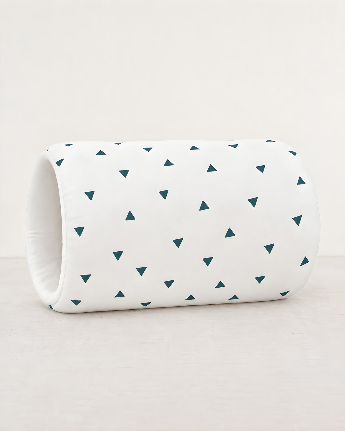 Cojín de brazo TERNIA, estampado Triángulos Crema: algodón blanco con triángulos verde azulado