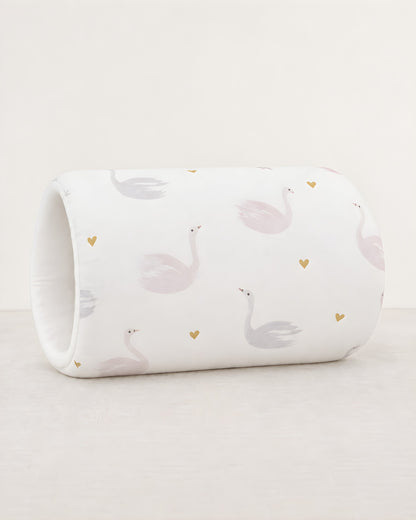 Cojín de brazo TERNIA, estampado Cisnes Crema: algodón blanco con cisnes lila y corazones dorados