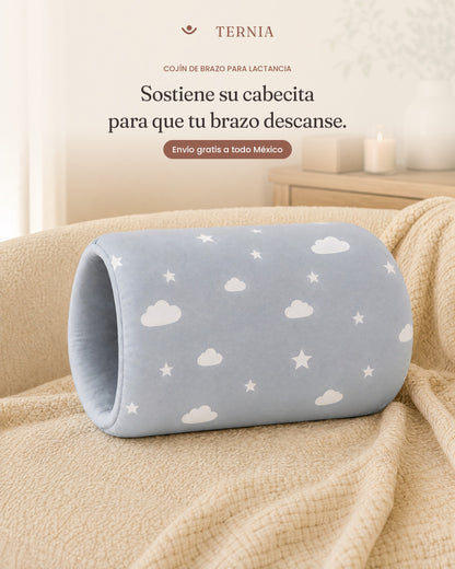 Cojín de brazo para lactancia TERNIA, estampado Nubes y Estrellas, sobre un sofá